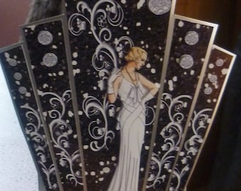 Carte art déco noire avec une dame en robe blanche