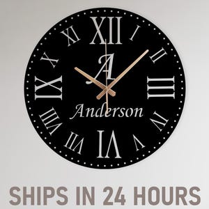 Reloj de pared metálico personalizado con nombre familiar y números romanos, regalo personalizado para la familia, reloj de pared negro para sala de estar, regalo de reloj personalizado