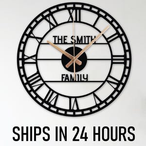 Personalisierte Metallwanduhr mit Familienname, Familienuhrgeschenk, Benutzerdefinierte Wanduhr mit römischen Ziffern, personalisierte Namensuhr, modernes Wohndekor