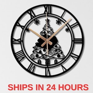 Väggklocka i metall med julgran, metallklocka med julgran, julklapp, stor väggklocka, julklapp, granklocka, julklapp till hemmet