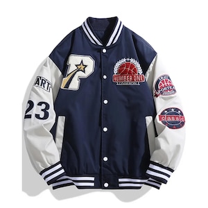 Könnte beinhalten: Marineblaue und cremefarbene Collegejacke mit gestickten Aufnähern. Sie hat ein großes "P" mit einem Stern, ein Basketball-Design und den Text "NUMBER ONE FASHION". Der linke Ärmel hat "ART 23" und der rechte Ärmel hat "SMART SPORTEA" und "CLASSIC" Aufnäher.