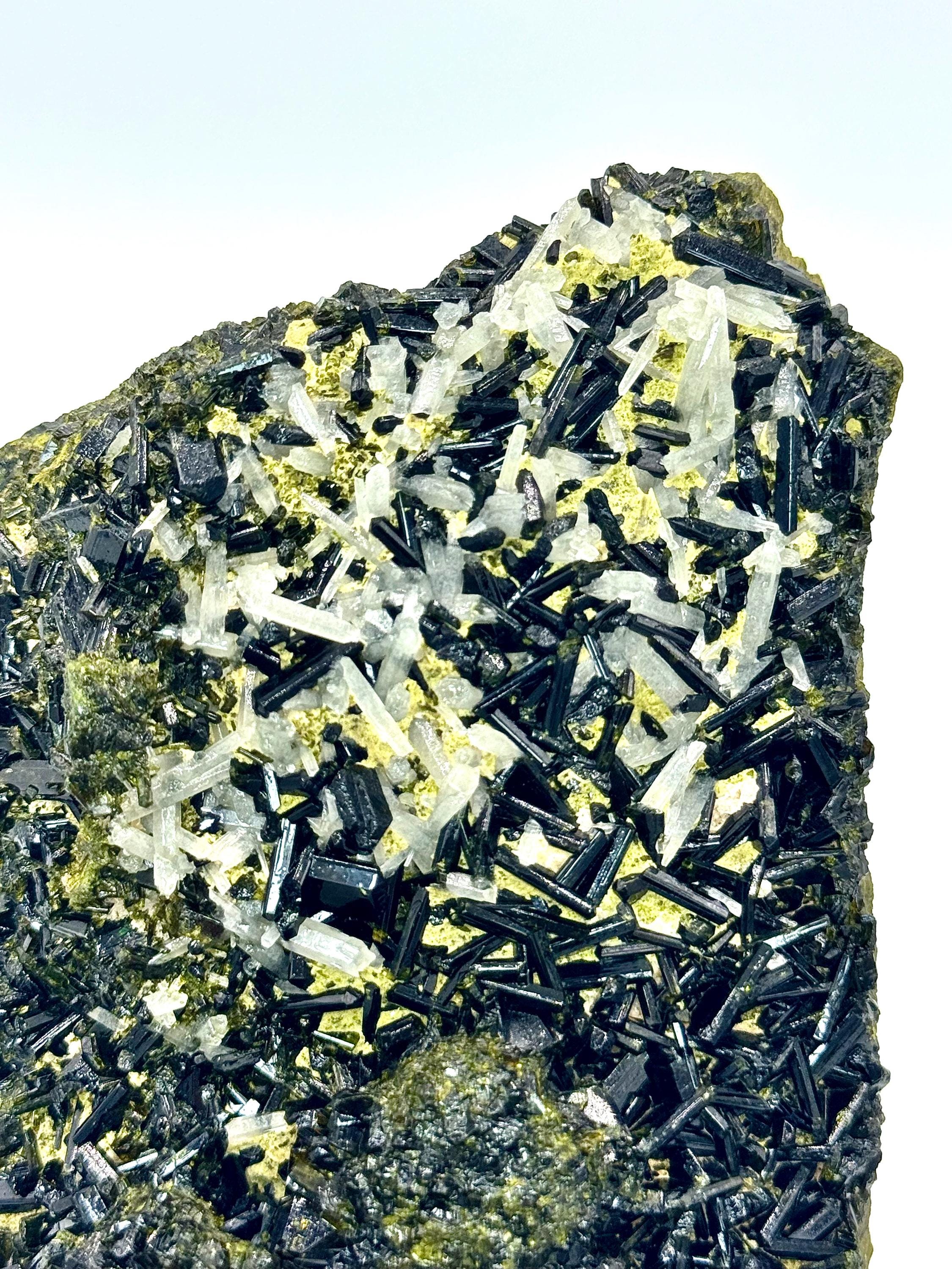 原石エピドート結晶標本：コレクター向けグリーンヒーリングストーン