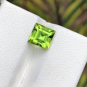 Vibrant Peridot Gemstone – 1.5ct Princess Cut Natural Green Peridot for Jewelry Making