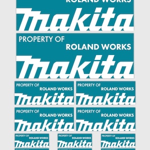 Op de afbeelding: Een verzameling teal en witte Makita logo stickers. Elke sticker toont het Makita logo en de tekst "PROPERTY OF ROLAND WORKS" in het wit. De stickers variëren in grootte en opstelling.