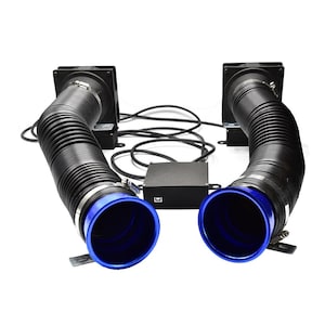 Op de afbeelding: Twee zwarte luchtinlaatsystemen met blauwe accenten. Elk systeem heeft een flexibele, gegolfde buis die is aangesloten op een vierkante ventilatorbehuizing. De buizen zijn vastgezet met metalen klemmen. Een kleine zwarte controlebox is verbonden met draden.