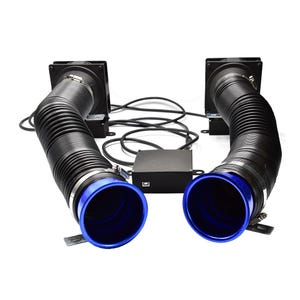 Op de afbeelding: Twee zwarte flexibele gegolfde luchtinlaatslangen met helderblauwe ronde metalen uiteinden, elk bevestigd aan een vierkante zwarte ventilatorbehuizing. Een centrale zwarte rechthoekige regelkast is verbonden met de ventilatoren.