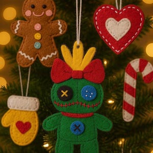Könnte beinhalten: Handgefertigte Weihnachtsschmuck-Kollektion. Die Ornamente umfassen einen Lebkuchenmann, ein rotes Herz, eine grüne puppenartige Figur, eine Zuckerstange und einen gelben Handschuh mit rotem Herz. Jedes Ornament ist aus Filz gefertigt und hat eine Schnur zum Aufhängen.