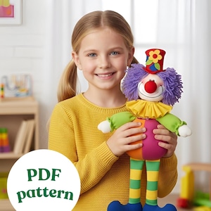 Puede incluir: Muñeca de payaso colorida con nariz roja, pelo morado y chistera. La muñeca tiene un cuello con volantes amarillos, brazos verdes y piernas a rayas. El texto "PDF pattern" está en un círculo verde.