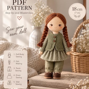 Puede incluir: Una muñeca hecha a mano con cabello castaño rojizo en dos trenzas, con un vestido verde a cuadros, un chaleco verde con dos botones y zapatos marrones. La muñeca mide 18 cm. El texto incluye HANDMADE PDF PATTERN, Step-by-step Masterclass y Sew your own doll.