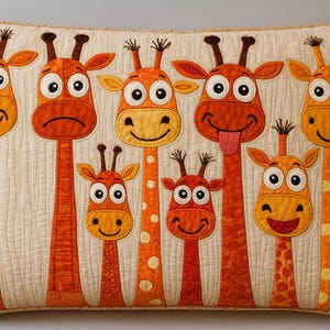 Pu&ograve; includere: Un cuscino rettangolare con uno sfondo trapuntato color crema e un design applicato di otto giraffe arancioni e gialle. Le giraffe presentano espressioni facciali variegate, tra cui sorrisi e una con la lingua di fuori.