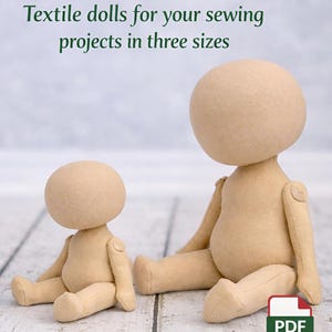 Può includere: Due bambole in tessuto beige con teste rotonde e braccia articolate fissate da bottoni. Il testo recita: Textile dolls for your sewing projects in three sizes. Un'icona PDF rossa e bianca riporta la scritta: Digital download.