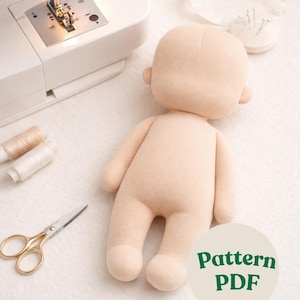 Op de afbeelding: Een lichtbeige stoffen poppenlichaam met armen en benen, liggend op een wit oppervlak. Een naaimachine, schaar, garenklosjes en spelden zijn ook zichtbaar. Het poppenlichaam heeft een afgeronde vorm. De tekst "Pattern PDF" staat in een groene cirkel.