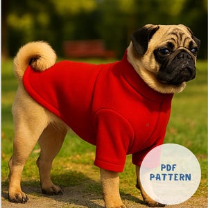 Könnte beinhalten: Ein beigefarbener Mops trägt einen leuchtend roten Hundepullover und steht auf einer Mischung aus Erde und Gras. Der Hund blickt nach rechts, mit einem verschwommenen grünen Hintergrund. Ein weißer Kreis mit dem Text "PDF PATTERN" befindet sich unten rechts.