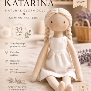 Op de afbeelding: Een naaipatroon voor een 32 cm grote natuurlijke stoffen pop genaamd Katarina. De pop heeft crèmekleurig garenhaar in twee vlechten, een eenvoudig wit jurkje en een effen gezicht met twee kleine donkere ogen en roze wangen. Tekst bevat PDF-info.