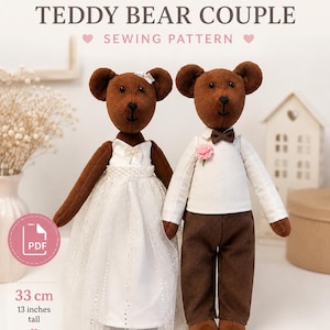 Può includere: Un cartamodello per una coppia di orsetti di peluche da matrimonio, con due orsi marroni. Uno indossa un abito bianco con gonna in tulle e un piccolo fiocco, l'altro una camicia bianca, pantaloni marroni e un papillon. Gli orsi sono alti 33 cm.