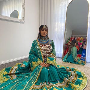 ハンドメイドのアフガニスタンの伝統衣装 - ヴィンテージチェルマスタイル、コインとチェスト付き、手工芸のディテール、アフガニスタンのドレス、アフガニスタンのウェディング衣装