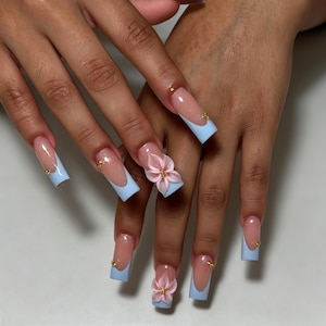 Individuell gestaltete künstliche Fingernägel zum Aufkleben, babyblaue French-Tip-Nägel mit zarten Goldperlen und 3D-rosa Blume, frische, weiche, wiederverwendbare Maniküre für den täglichen Gebrauch.