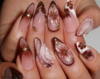 Vernis à presser floral floral peint à la main : Ongles 3D en acrylique amande