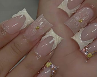 Presse française diamant peinte à la main sur les ongles : Ongles acryliques floraux 3D
