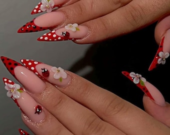Unghie finte a pois con coccinella: unghie acriliche 3D a mandorla