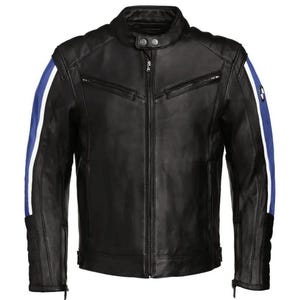 Pode incluir: Casaco de motociclista em couro preto com gola alta, fecho de correr e riscas azuis e brancas nas mangas. O casaco tem vários bolsos e um design acolchoado nos ombros.