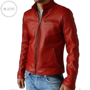 Op de afbeelding: Een felrode leren jas met een opstaande kraag, ritssluiting en meerdere zakken. De jas heeft een strak, modern ontwerp. Het "Vibe Jackets" logo is zichtbaar in de linkerbovenhoek.