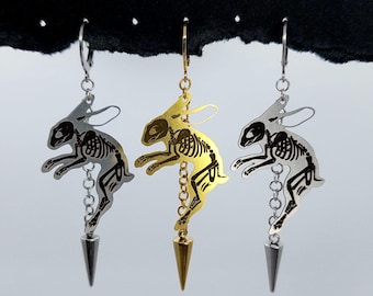 Pendiente de esqueleto de conejo - Pendiente gótico/punk DIY. Cráneo de animal con pincho de acero inoxidable. PENDIENTE ÚNICO - resistente al agua.