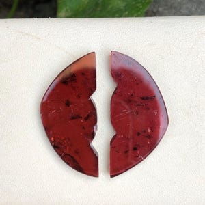 Par de cabujones de turmalina roja natural en forma de mariposa con inclusiones negras para pendientes.