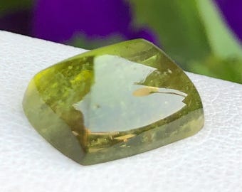 Turmalina Verde Sugarloaf de 5,95 ct | Gema Natural Verde Oliva Lapidada em Cabochão (11,6 x 9,4 x 6 mm) para Pingente