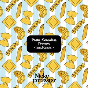 Pode incluir: Padrão repetitivo de várias formas de massa amarelas, incluindo penne, farfalle e rotini, sobre um fundo listrado azul claro e branco. O design inclui o texto "Pasta Seamless Pattern - hand drawn -" num retângulo preto. Desenho à mão.