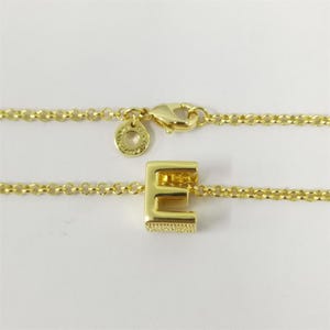 Collar con dije de letra E de Pandora