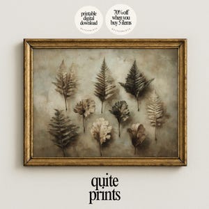 Może przedstawiać: Oprawiony wydruk botaniczny z ilustracjami paproci i roślin w odcieniach brązu, beżu i zieleni. Grafika jest osadzona na stonowanym tle i oprawiona w złotą ramę. Tekst "quite prints" znajduje się na dole.