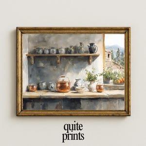 Könnte beinhalten: Ein gerahmter Druck einer Küchenszene mit verschiedenen Keramiktöpfen, einem Kupferkessel und einem Blick auf eine Landschaft durch ein Fenster. Das Kunstwerk hat eine warme, rustikale Ästhetik mit einer gedämpften Farbpalette.