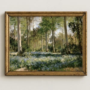 Peut inclure: Une peinture de paysage encadrée représentant une forêt dense avec de grands troncs d'arbres clairs et un tapis vibrant de fleurs bleues couvrant le sol. L'œuvre est insérée dans un cadre rectangulaire texturé de couleur or antique.