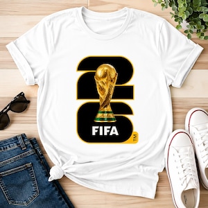 Puede incluir: Un letrero de madera rústica con el texto "Welcome to our home" en letras blancas. El letrero presenta un acabado envejecido y un diseño simple y acogedor, ideal para la decoración de la entrada.