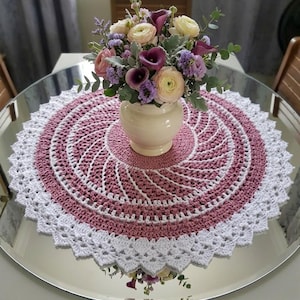 Puede incluir: Una taza de cerámica blanca con asa negra y el texto "But first, coffee" en negro, con fuente de estilo manuscrito. La taza está sobre una superficie blanca.