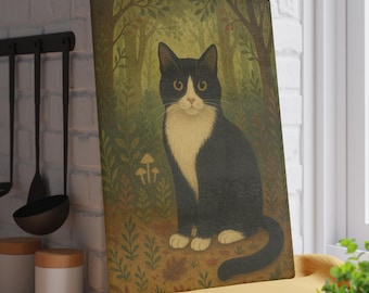 Peut inclure: Planche à découper rectangulaire avec une illustration de chat noir et blanc assis dans une forêt. Le chat a une bavette et des pattes blanches, avec des yeux jaunes. L'arrière-plan comprend des arbres, du feuillage et des champignons.