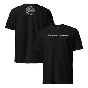Unisex-Kurzarm-T-Shirt „Das allsehende Auge kennt keinen Schlaf.“