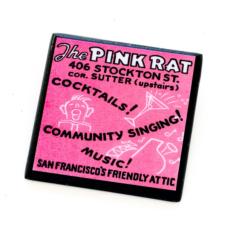 以下が含まれることがあります： ピンクと黒の看板に白い文字で「The Pink Rat 406 Stockton St. Cor. Sutter (upstairs) Cocktails! Community Singing! Music! San Francisco's Friendly Attic」と書かれている
