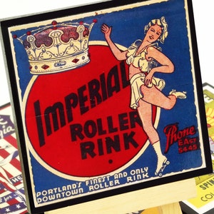 Peut inclure: Une enseigne de style vintage pour Imperial Roller Rink, avec un cercle rouge et des lettres blanches, et une femme sur des patins &agrave; roulettes. L'enseigne a un fond bleu avec une couronne dor&eacute;e en haut.