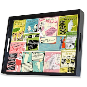 Op de afbeelding: Een zwarte houten dienblad met een collage van vintage cocktailrecepten en illustraties. De dienblad bevat recepten voor klassieke cocktails zoals de Manhattan, Daiquiri, Sidecar en Tom Collins. De illustraties zijn in retro-stijl en tonen vrouwen in cocktailjurken en mannen in pak.