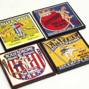 Peut inclure: Quatre sous-verres vintage de patinoire &agrave; roulettes avec des cadres noirs. Les sous-verres pr&eacute;sentent des illustrations color&eacute;es de patineurs &agrave; roulettes, du texte et des &eacute;toiles. Les sous-verres sont intitul&eacute;s "Roller Skate for Poise & Charm", "Imperial Roller Rink", "Empire Rollerdrome", et "Rollerdrome Atlanta Georgia".