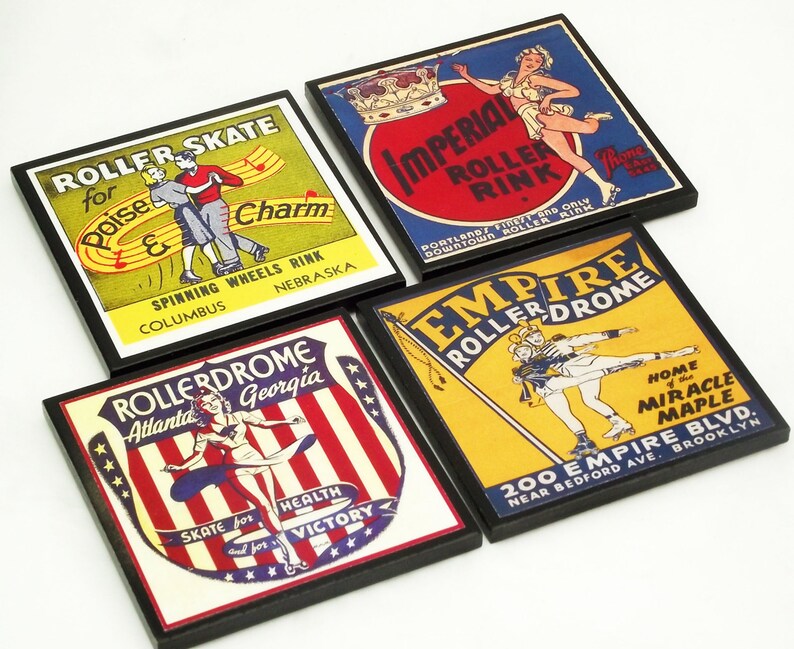 Peut inclure: Quatre sous-verres vintage de patinoire &agrave; roulettes avec des cadres noirs. Les sous-verres pr&eacute;sentent des illustrations color&eacute;es de patineurs &agrave; roulettes, du texte et des &eacute;toiles. Les sous-verres sont intitul&eacute;s "Roller Skate for Poise & Charm", "Imperial Roller Rink", "Empire Rollerdrome", et "Rollerdrome Atlanta Georgia".