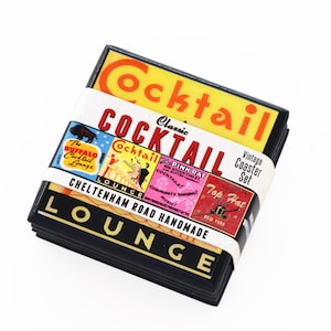 以下が含まれることがあります： イエローとブラックのデザインで、「Cocktail Lounge」と「Classic Cocktail Vintage Coaster Set」の文字が書かれた、ヴィンテージスタイルのコースター4枚セット。コースターには、カクテルラウンジやバーの様々なイラストが描かれています。