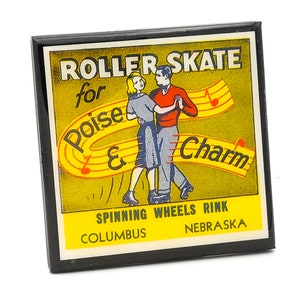 Peut inclure: Une enseigne vintage jaune et verte avec une bordure noire annon&ccedil;ant "Roller Skate for Poise & Charm" &agrave; la patinoire Spinning Wheels Rink &agrave; Columbus, Nebraska.