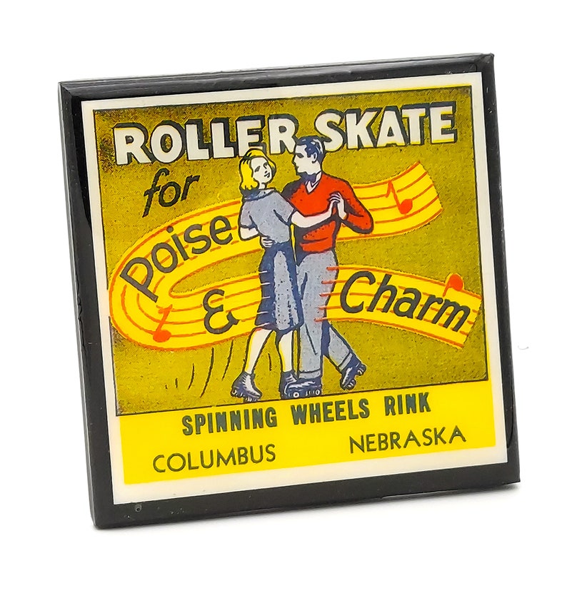 Peut inclure: Une enseigne vintage jaune et verte avec une bordure noire annon&ccedil;ant "Roller Skate for Poise & Charm" &agrave; la patinoire Spinning Wheels Rink &agrave; Columbus, Nebraska.