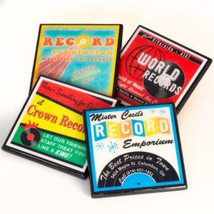 ヴィンテージ レコード ストア ドリンク コースター セット、レコード コレクター ギフト、レトロな木製と樹脂製のコースター 4 枚、ノスタルジックなレコード ショップの広告