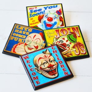 Set di quattro sottobicchieri per bevande in legno e resina con decorazione di Halloween da clown inquietante