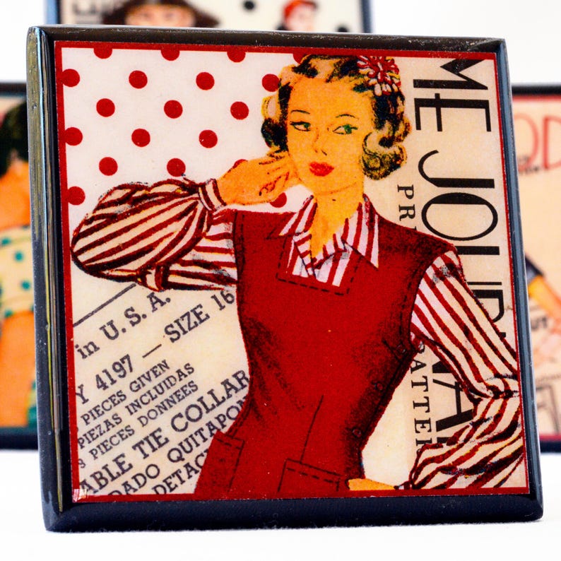 May include: A red and white striped shirt with a red vest and a red polka dot background. The text "ME JOUKA" is printed on the right side of the image. The text "PR" is printed below the text "ME JOUKA". The text "ATTER" is printed below the text "PR". The text "in U.S.A." is printed on the left side of the image. The text "Y 4197" is printed below the text "in U.S.A.". The text "SIZE 16" is printed below the text "Y 4197". The text "PIECES GIVEN" is printed below the text "SIZE 16". The text "PIEZAS INCLUIDAS" is printed below the text "PIECES GIVEN". The text "8 PIECES DONNEES" is printed below the text "PIEZAS INCLUIDAS". The text "CABLE TIE COLLAR" is printed below the text "8 PIECES DONNEES". The text "DADO QUITAPON" is printed below the text "CABLE TIE COLLAR". The text "DETAC" is printed below the text "DADO QUITAPON".