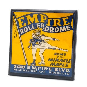 Peut inclure: Une enseigne vintage pour l'Empire Rollerdrome, une patinoire &agrave; roulettes &agrave; Brooklyn, New York. L'enseigne pr&eacute;sente un fond jaune avec des lettres bleues et blanches. Elle repr&eacute;sente deux patineurs &agrave; roulettes en uniforme, un homme et une femme, avec le texte "Home of the Miracle Maple" et "200 Empire Blvd. Near Bedford Ave. Brooklyn."